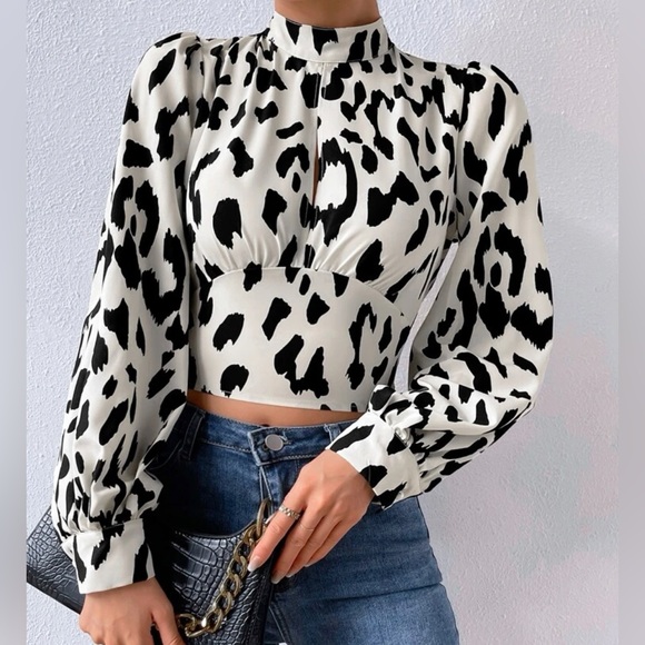 Leopard print mock neck open back crop top - Picture 3 of 5